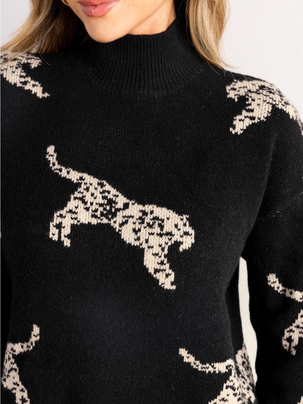 Boutique Leopard tiger print black and white mock neck sweater size medium